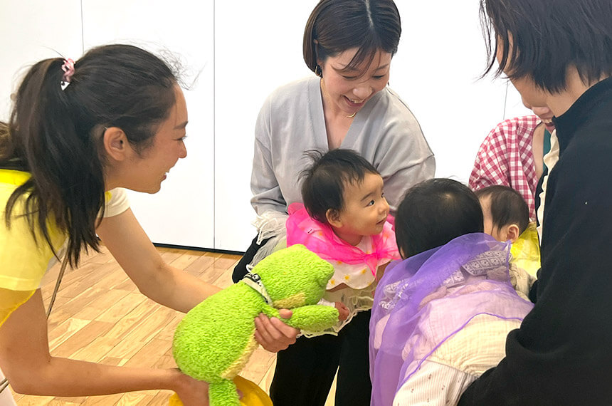 テアトリックの定期・週末クラスに参加する親子