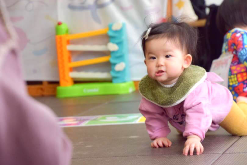 ハイハイレースをする赤ちゃん