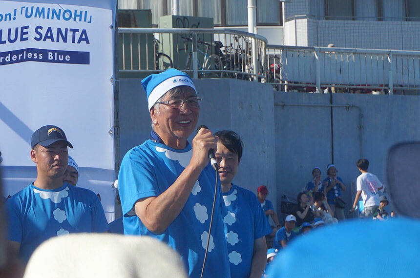 ゴミ拾いに参加する藤沢市長
