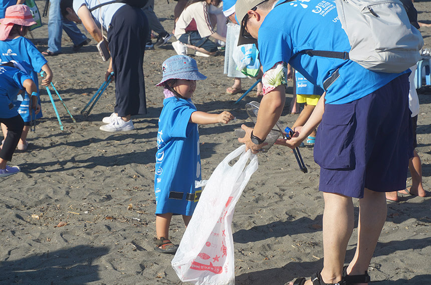 親子で海岸のゴミ拾い