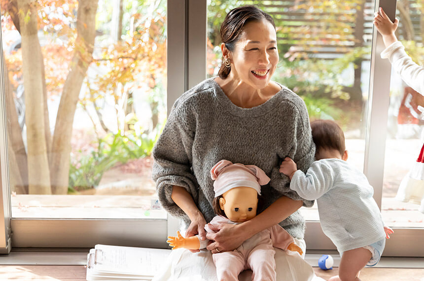 ベビーマッサージプラスのレッスンをする小堺さん