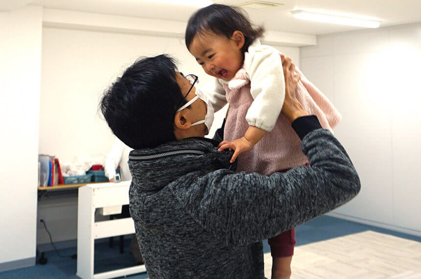 ベビーリトミックに参加するパパと女の子