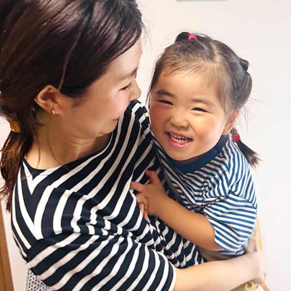 抱っこするママと子ども