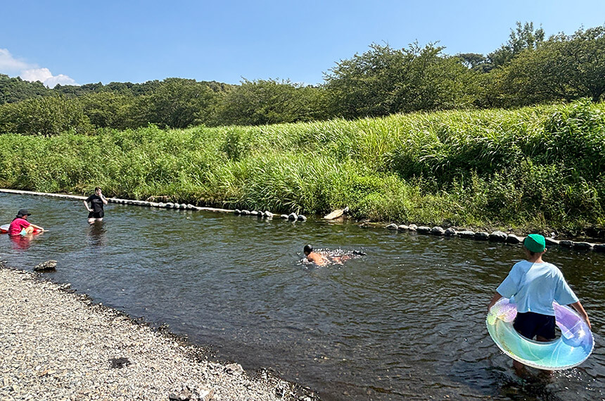 引地川親水公園の川で泳ぐ子ども