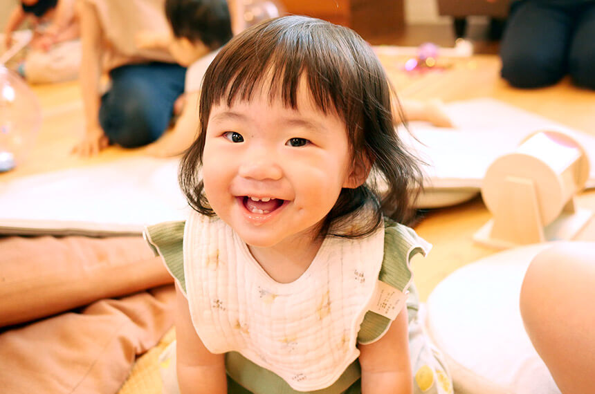 かるがも藤沢クリニックベビークラスに参加する女の子
