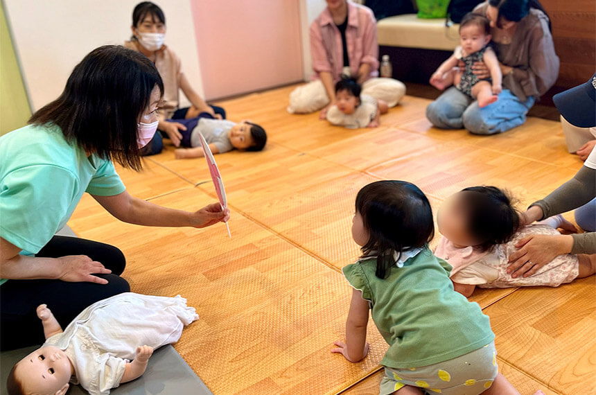 保育士による歌とふれあい遊び