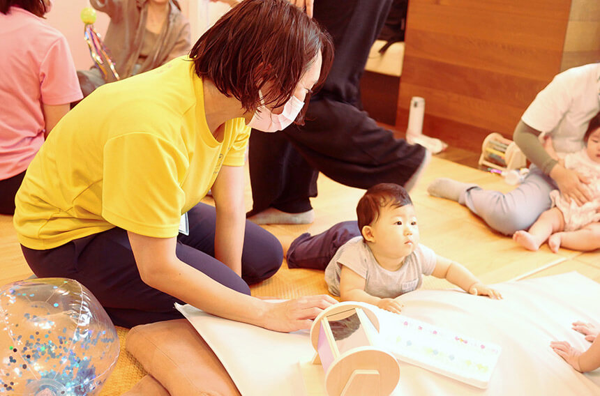 ハイハイの練習をする赤ちゃん