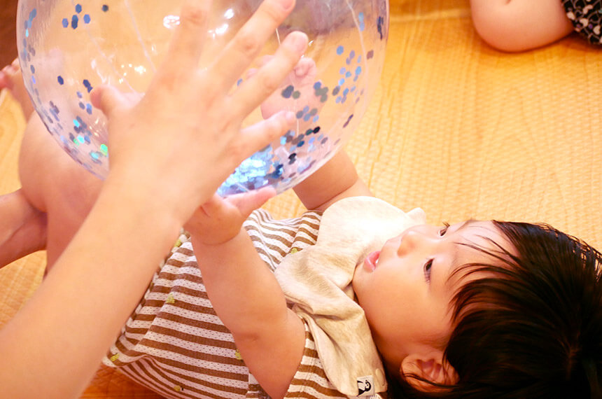 お座りやハイハイの発達をサポートする遊び