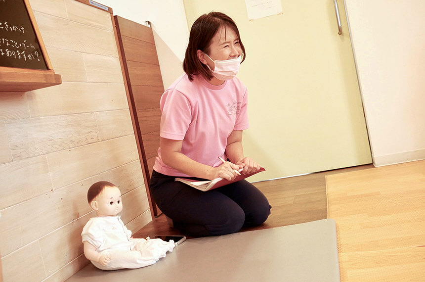 ベビークラスを進行する看護師