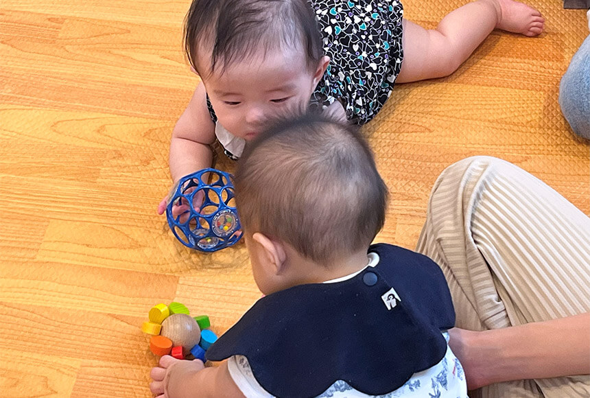 ベビークラスで遊ぶ赤ちゃん