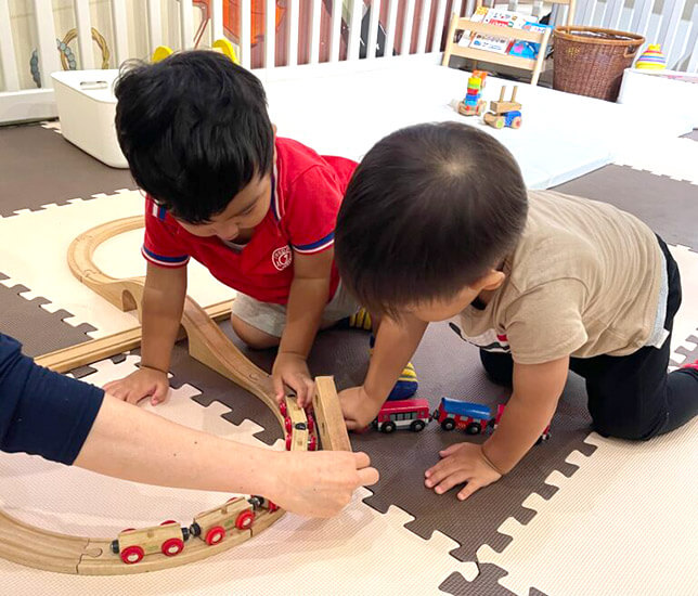 一時預かり保育サービスで遊ぶ子ども