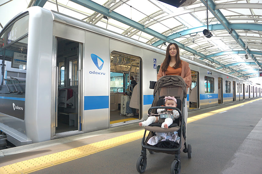 小田急電鉄の子育て応援車をベビーカーで利用する親子