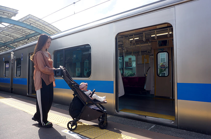 小田急電鉄・子育て応援車にベビーカーで乗る親子