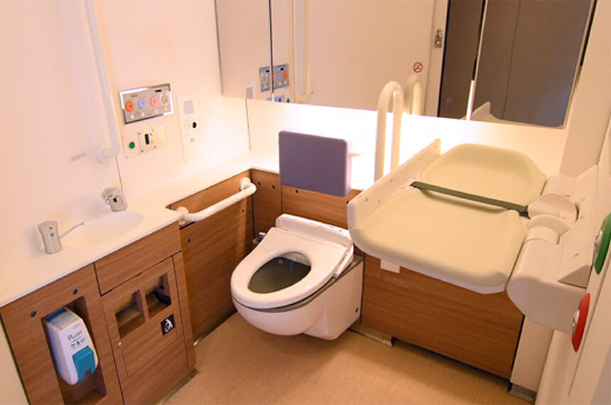 小田急ロマンスカーのおむつ替えもできるトイレ