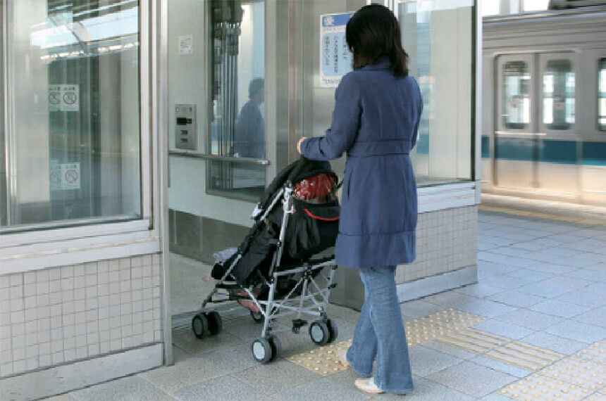 ベビーカーでスムーズに移動できる小田急線の駅構内エレベーター
