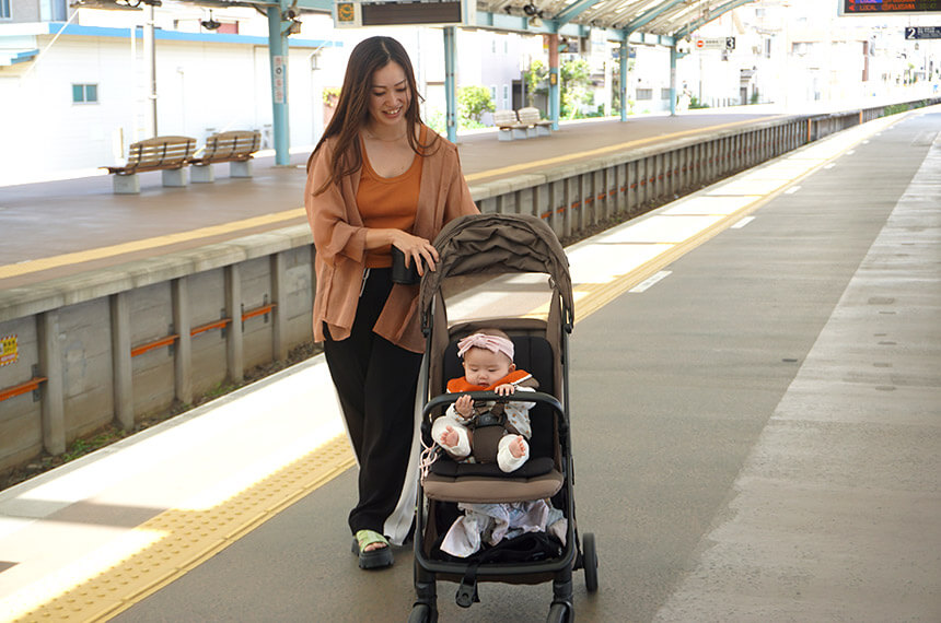小田急電鉄を利用してベビーカーでおでかけするママと赤ちゃん