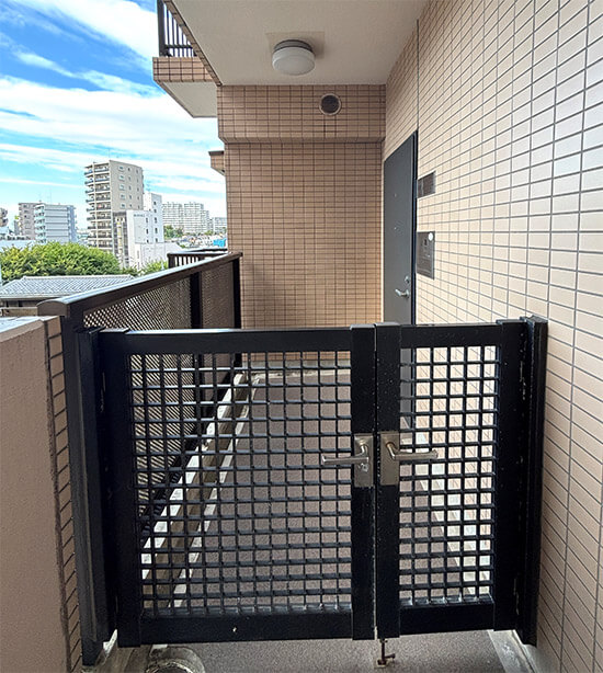 角部屋、玄関ポーチのあるアルス・クリオ藤沢501号室