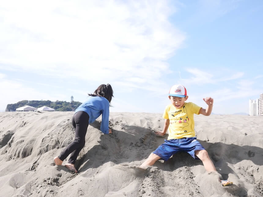 砂浜の傾斜が自然の滑り台に