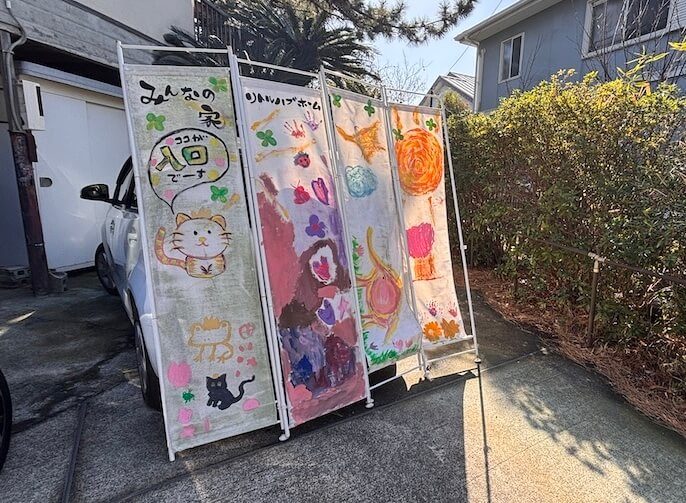 平和町公園の南側、開催日はのぼりが目印